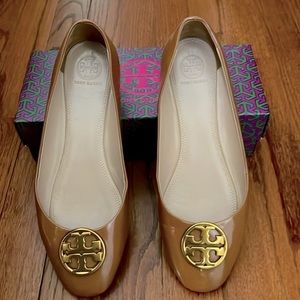 Tory Burch Chelsea ballet flats in patent leather.